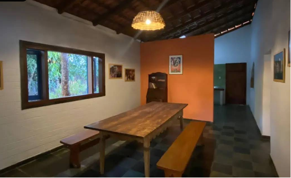 Área comum com mesa coletiva