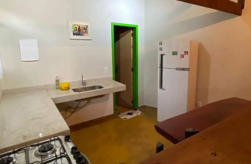 Cozinha do chalé com geladeira e fogão